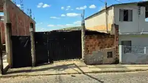 Casa - Leopoldina, MG